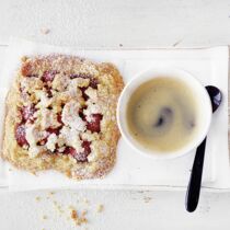 Himbeer-Crumble-Schnitten mit Nüssen