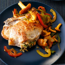 Koteletts mit Pilz-Zwiebel-Füllung zu Paprikagemüse