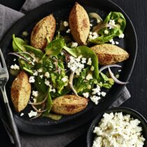 Blumenkohl-Falafeln auf Spinatsalat Blumenkohl-Falafeln auf Spinatsalat