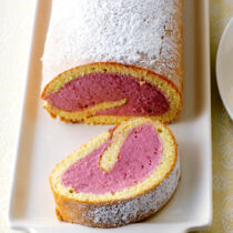 Biskuitrolle mit Himbeercreme