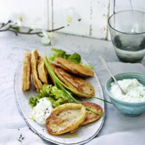 Linsenpuffer mit Joghurtsauce und Eichblattsalat