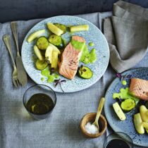 Gedämpfter Lachs mit Schmorgemüse und Grünteeschaum