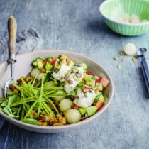 Blumenkohl-Bowl mit Nuss-Frischkäse-Nocken