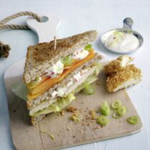 Vollkorn-Club-Sandwich mit Papaya und Limetten-Chili-Schmand