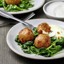 Rote-Bete-Falafel mit Tahin-Sauce und Spinat Rote-Bete-Falafel mit Tahin-Sauce und Spinat