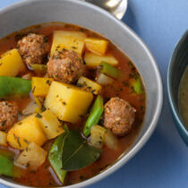 Gemüse-Kartoffelsuppe mit Fleischklößchen