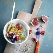 Grüner Hirse-Porridge mit Feigen