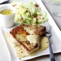 Kotelett mit Avocado-Apfel-Salat Kotelett mit Avocado-Apfel-Salat