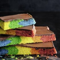 Rainbow-Poke-Cake mit Schoko