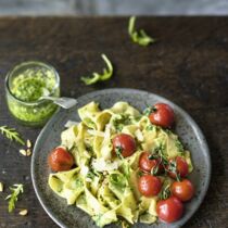Lupinen-Nudeln mit Pesto und Tomaten Lupinen-Nudeln mit Pesto und Tomaten