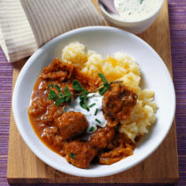 Zwiebelgulasch mit Paprika, Sauerkraut und frischem Majoran