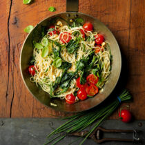 Capellini-Pfanne mit Blattspinat, Cocktailtomaten und frischen Kräutern