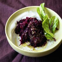 Rohe Rote Bete mit Kreuzkümmel und griechischem Joghurt