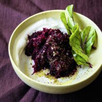 Rohe Rote Bete mit Kreuzkümmel und griechischem Joghurt Rohe Rote Bete mit Kreuzkümmel und griechischem Joghurt