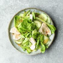 Grüner Salat mit Kokos-Hähnchenfilet Grüner Salat mit Kokos-Hähnchenfilet