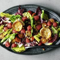 Salat mit Beeren und Ziegenkäse Salat mit Beeren und Ziegenkäse