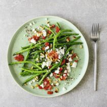 Mediterraner Bohnensalat mit Feta und Pinienkernen