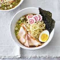 Ramen mit Schweinebraten, Frühlingszwiebel und Ei