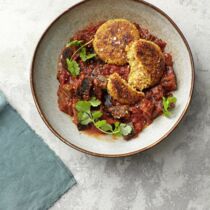 Bulgur-Buletten mit Auberginen-Tomaten-Sugo