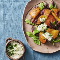 Ger&ouml;steter Zatar-K&uuml;rbis mit Feta-Koriandersauce