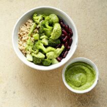 Graupen-Brokkoli-Bowl mit Kürbiskern-Limetten-Dressing