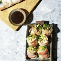 Sommerrollen mit Pak Choi und Garnelen