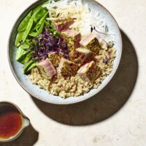 Poke Bowl mit Thunfisch, Quinoa und Zuckerschoten