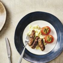 Cevapcici mit Hirsecouscous & Ofentomaten Cevapcici mit Hirsecouscous & Ofentomaten