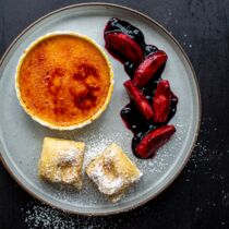 Kürbis-Brulèe mit weißem Schokoküchlein und Holunderäpfeln Kürbis-Brulèe mit weißem Schokoküchlein und Holunderäpfeln