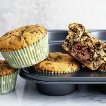 Eierlikörmuffins mit Schokoraspeln