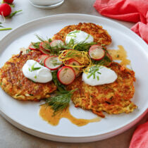 Vegane Kohlrabi-Möhren-Puffer mit Radieschensalat Vegane Kohlrabi-Möhren-Puffer mit Radieschensalat