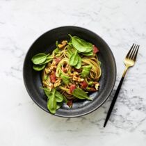 Paprika-Pasta mit Walnuss-Pesto
