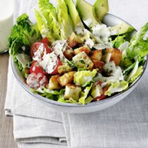 Salatbowl mit Avocado und Croûtons