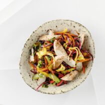 Asia-Rainbow-Salat 
mit Tandoori-Huhn
