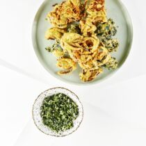 Mixed Pakoras 
mit Korianderdip
