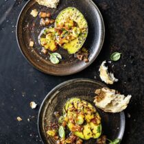 Gegrillte Avocado mit Tomaten-Paprika-Salat