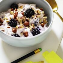 Schafquark mit Brombeeren Schafquark mit Brombeeren