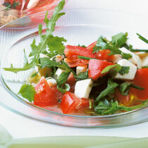 Kräuter-Tomatensalat mit Mozzarella