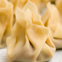 Scharfe Wan Tans mit Pflaumen-Dip