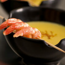 Safran-Kartoffel-Suppe mit Ingwergarnelen