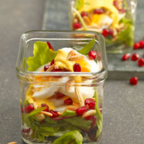 Eiertürmchen mit Granatapfel auf Salat Eiertürmchen mit Granatapfel auf Salat
