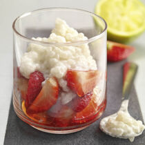 Kokosperlen auf marinierten Erdbeeren Kokosperlen auf marinierten Erdbeeren