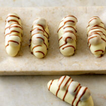 Haselnüsse auf Orangenmarzipan Haselnüsse auf Orangenmarzipan