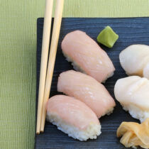Nigiri-Sushi mit Tintenfisch Nigiri-Sushi mit Tintenfisch