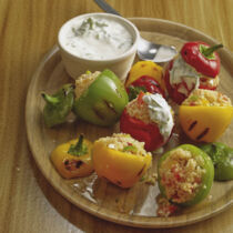 Mini-Paprika mit Couscous und Joghurt-Sauce Mini-Paprika mit Couscous und Joghurt-Sauce