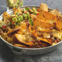 Nacho-Teller mit Rind und Avocadosalsa