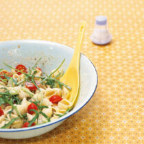 Nudelsalat mit Tomaten und Rucola Nudelsalat mit Tomaten und Rucola