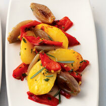 Ofenkartoffeln mit Paprika und Schalotten Ofenkartoffeln mit Paprika und Schalotten