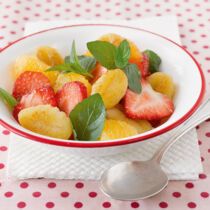 Süße Gnocchi mit Orangen-Erdbeeren