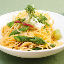 Pasta mit grünem Spargel und Ziegenfrischkäse